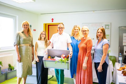 Johannes Rauch, Bundesminister für Gesundheit, Soziales, Pflege und Konsumentenschutz, unterstützte die Verteilungsaktion des „Samariter Kisterls“ (Fotos: Iris Dorfegger Sozialministerium)