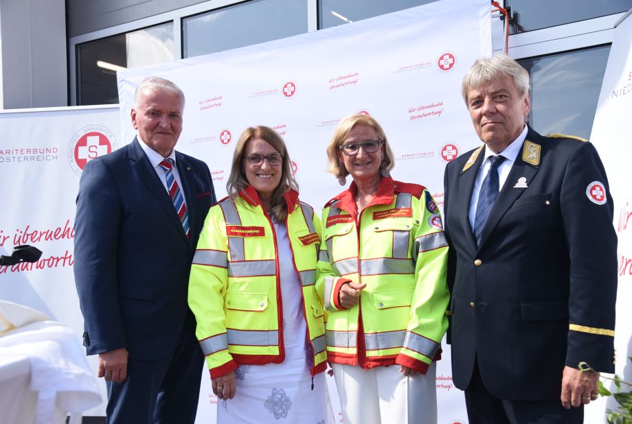 Landesrätin Ulrike Königsberger-Ludwig und Landeshauptfrau Johanna Mikl- Leitner in Samariter-Uniformen, flankiert  von ASBÖ-Präsident Franz Schnabl  und ASB-NÖ-Präsident Hannes Sauer