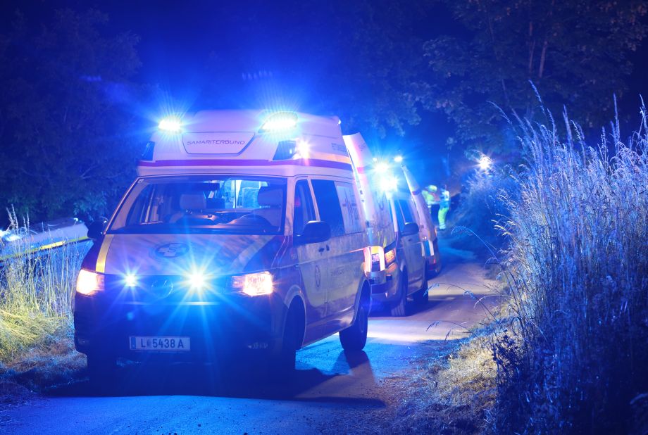 Auch im Dunkel der Nacht wurden realistische Szenarien nachgestellt.(Fotos: Samariterbund Linz)