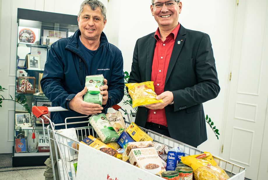 Georg Jelenko, Leiter der Samariterbund- Sozialmärkte, und Bezirksvorsteher  Georg Papai freuen sich über gespendete Lebensmittel für armutsbetroffene Menschen.